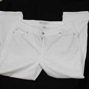 **BRAND NEW** White skinny crop pants